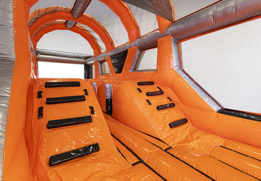 Ordene la carrera de obstáculos Giga en el tema Canyon Jump para niños. Compre carreras de obstáculos inflables en línea ahora en JB Hinchables España