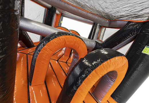 Ordene la carrera de obstáculos Giga en el tema Gate Corner para niños. Compre carreras de obstáculos inflables en línea ahora en JB Hinchables España