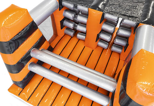 Ordene la carrera de obstáculos Giga en el tema Gate Dodger para niños. Compre carreras de obstáculos inflables en línea ahora en JB Hinchables España