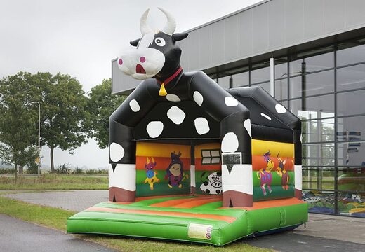 Compre un castillo hinchable estándar para niños en colores llamativos con un gran objeto 3D en forma de vaca en la parte superior. Ordene castillos hinchables en línea en JB Hinchables España