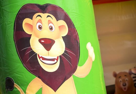 Ordena un mediano castillo hinchable de interior multiplay en tema selva para niños. Compra castillos hinchables en línea en JB Hinchables España