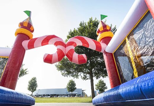 Castillo hinchable del circo mundial con múltiples toboganes y todo tipo de obstáculos con estampados a juego con la temática infantil. Compre castillos hinchables en línea en JB Hinchables España