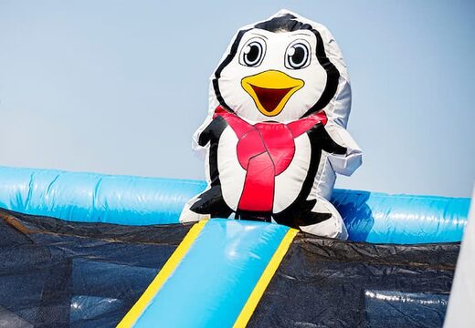 Castillo hinchable en el tema Frozen con toboganes y divertidos obstáculos con estampados para niños. Compre castillos hinchables en línea en JB Hinchables España