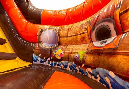Ordene un gran castillo hinchable abierto multijugador con tobogán en el tema funcity pirata para niños. Compre castillos hinchables en línea en JB Hinchables España