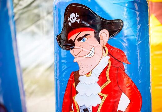 Ordene un gran castillo hinchable pirata cubierto con un tobogán en la superficie de salto, una torre de escalada y divertidos obstáculos en temática pirata con estampados para niños. Compre castillos hinchables en línea en JB Hinchables España