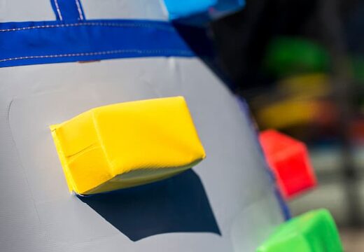 Castillo hinchable cubierto en un tema de castillo con un tobogán en la superficie de salto, torre de escalada y obstáculos divertidos para los niños. Compre castillos hinchables en línea en JB Hinchables España