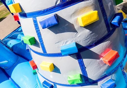 Ordene un castillo hinchable de interior grande con un tobogán en la superficie de salto, una torre de escalada y obstáculos divertidos con estampados temáticos de castillos para niños. Compre castillos hinchables en línea en JB Hinchables España