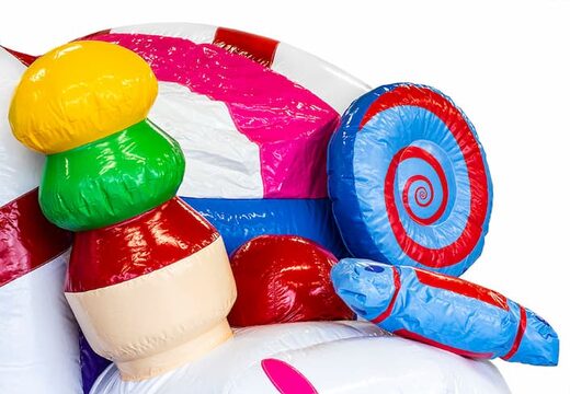 Castillo hinchable multijugador interior Candyland en un diseño único con dos entradas, un tobogán en el medio y objetos 3D para niños. Compre castillos hinchables en línea en JB Hinchables España