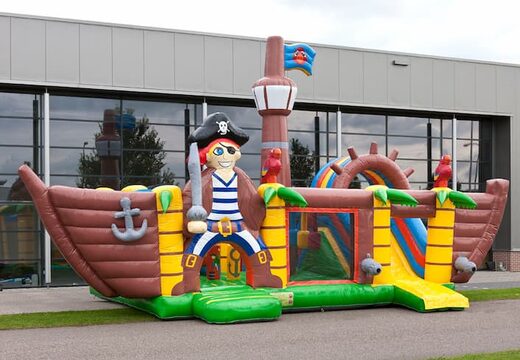 Castillo hinchable barco pirata multijugador XXL de diseño único con dos entradas, un tobogán en el medio y objetos 3D para niños. Compre castillos hinchables en línea en JB Hinchables España