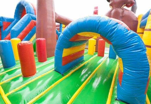 Castillo hinchable en barco pirata multijugador con tobogán en el medio y objetos en 3D para niños. Ordene castillos hinchables en línea en JB Hinchables España