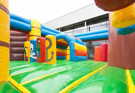 Castillo hinchable con temática de barco pirata con tobogán y objetos en 3D para niños. Ordene castillos hinchables en línea en JB Hinchables España