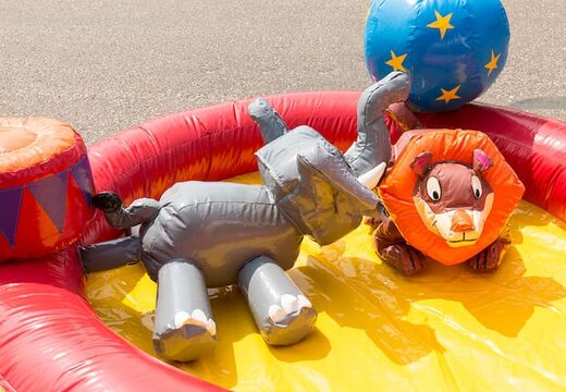 Tema circo playzone con pelotas de plástico y compra objetos 3D para niños. Ordene castillos hinchables en línea en JB Hinchables España