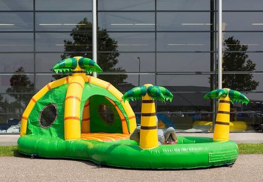 Castillo hinchable en la jungla Playzone con bolas de plástico y objetos 3D para niños. Compre castillos hinchables en línea en JB Hinchables España