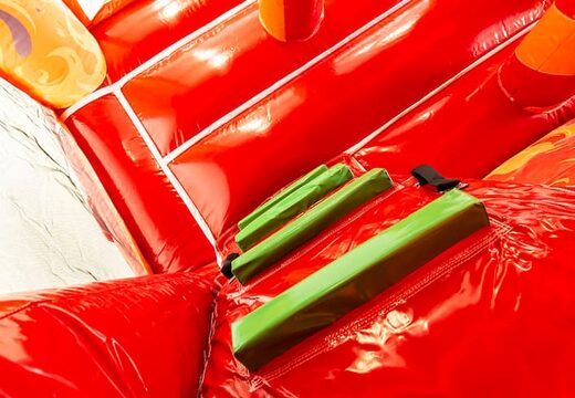 Castillo hinchable de interior de varios juegos de bomberos con un diseño único con dos entradas, un tobogán en el medio y objetos en 3D para que los niños los pidan. Compre castillos hinchables en línea en JB Hinchables España