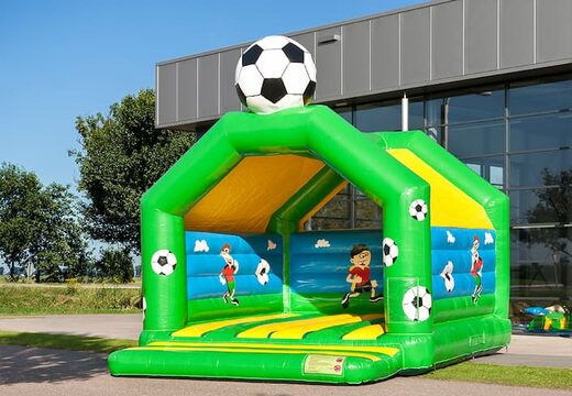 Groot overdekt springkasteel kopen in thema voetbal voor kinderen