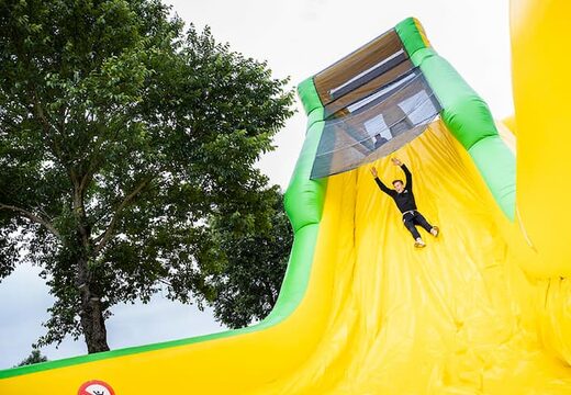 Super grote opblaasbare monster glijbaan van 46 meter lang in het groen met geel kopen