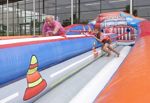 Opblaasbare Bungeerun te koop voor kinderen in thema sterkste man. Attractie voor zeskamp sport en spel dorpsfeest bij JB Inflatables