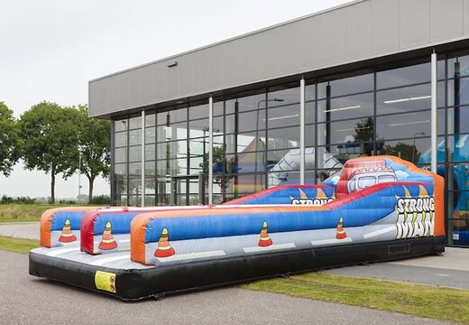 Opblaasbare Bungeerun springkussen kopen voor kinderen in thema sterkste man. Attractie voor zeskamp sport en spel dorpsfeest bij JB Inflatables
