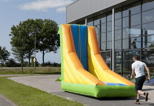 Opblaasbare kantelmuur springkussen bestellen in kleuren voor kinderen bij JB Inflatables