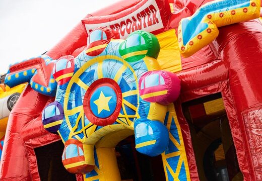 Solicite un colchón de aire multijuego inflable grande con tema de montaña rusa que incluye tobogán para niños