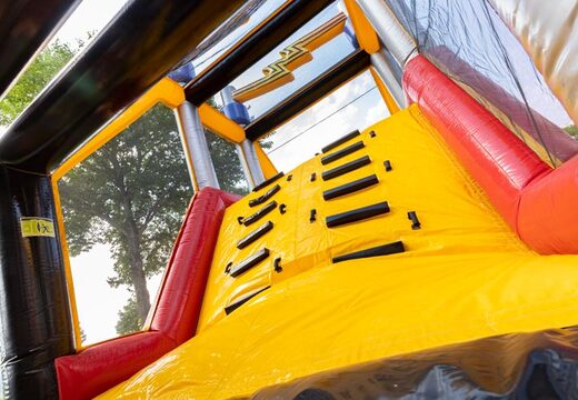 Solicite un curso de mega asalto con tema de voltaje