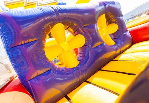 Mega curso de asalto High Voltage Adventure Run con tema de voltaje ordena en JB Inflatables