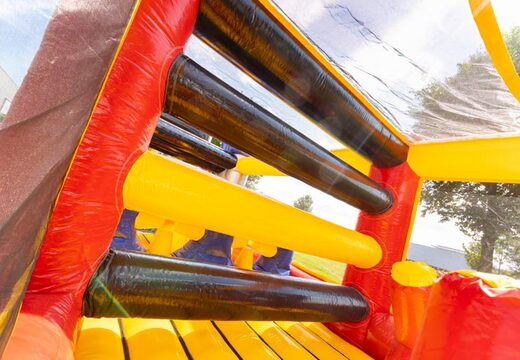 Compre un campo de asalto grande High Voltage Adventure Run con tema de voltaje de JB Inflatables