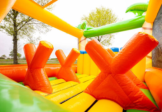 Compre una gran pista de obstáculos con temática de la jungla en JB Inflatables