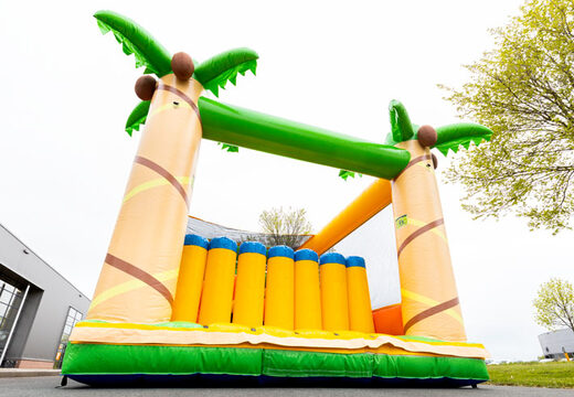 Solicite una gran carrera de obstáculos con temática de la jungla en JB Inflatables