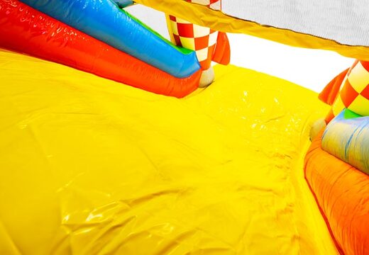 Ordene una carrera de obstáculos inflable de 13 m en un tema de Cómic para niños. Compre pistas americanas inflables ahora en línea en JB Hinchables España