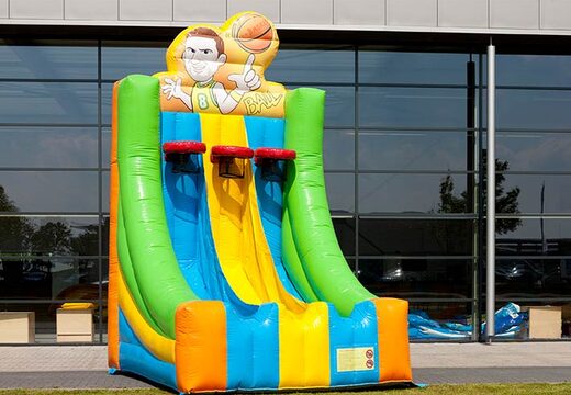 Juego inflable con colores verde, amarillo, azul y naranja.