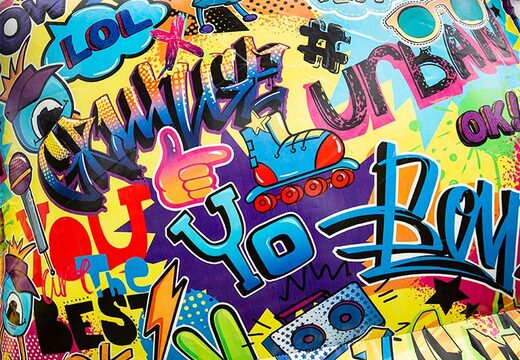 Detalles de graffiti en castillo hinchable