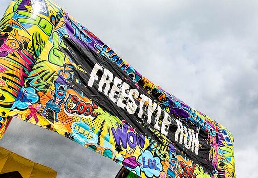 Detalles castillo hinchable con detalles de graffiti