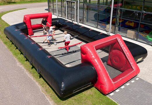 Juego de futbolín con gente viva.