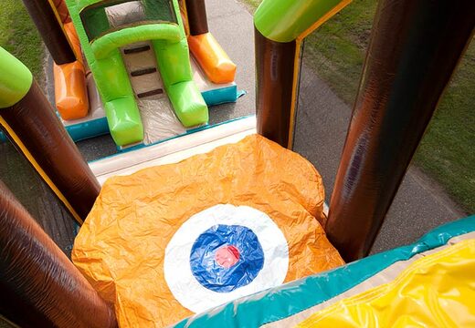 Salta en un castillo hinchable con carrera de obstáculos