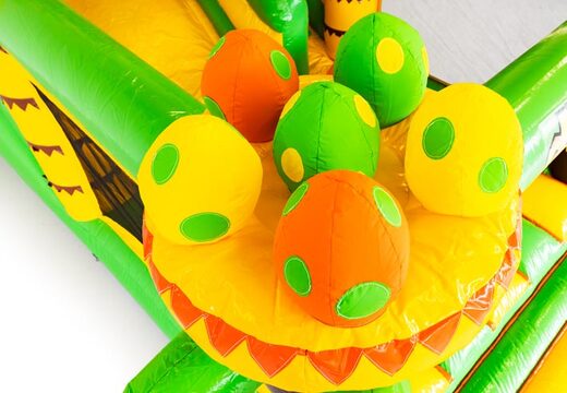 Huevos de dinosaurio en un castillo hinchable de JB Inflatables