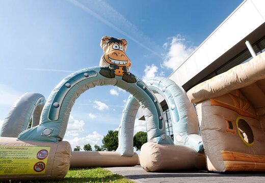 Pista de carreras móvil con tema occidental