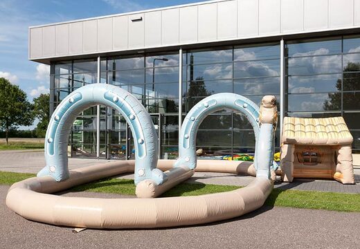 Pista de carreras de temática occidental