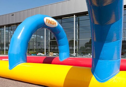 Compra una pista de carreras en JB Inflatables