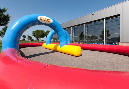 Pista de carreras de color azul, amarillo y rojo.