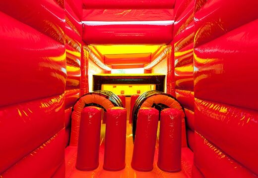 Obstáculos en la carrera de obstáculos del castillo hinchable