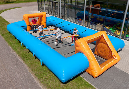 Comprar futbolín hinchable azul naranja con exclusivo sistema de deslizamiento de abordaje para niños. Pida ahora un futbolín inflable en línea en JB Inflatables Países Bajos