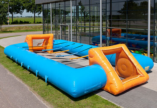 Ordene el futbolín inflable azul naranja con un exclusivo sistema de deslizamiento de embarque para niños. Compre futbolines inflables ahora en línea en JB Inflatables Holanda