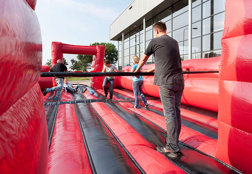 Futbolín inflable rojo negro con sistema de deslizamiento de embarque único a la venta