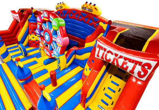 Interior de Slideworld en el tema de montaña rusa