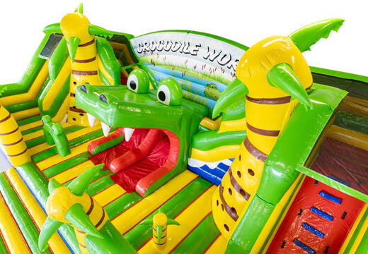 Gran cocodrilo en el castillo hinchable Slide World, 15 metros