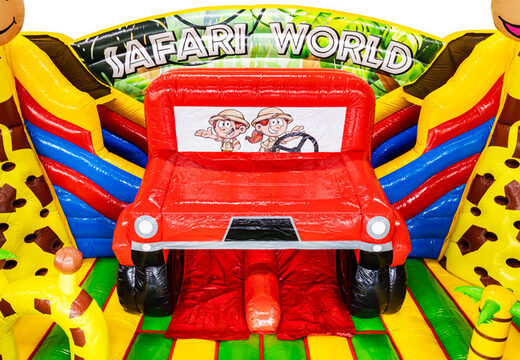 Coche tobogán inflable rojo en castillo hinchable con tema safari