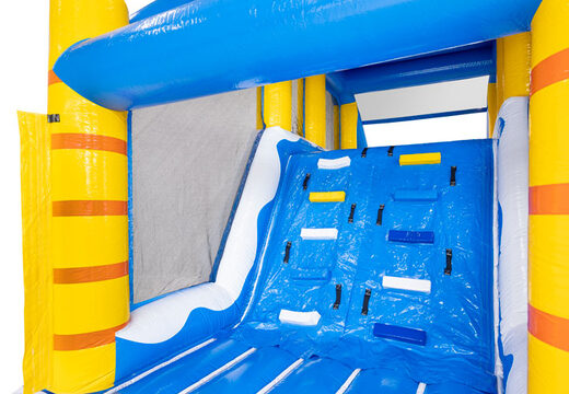 Pared de escalada en circuito de obstáculos modular azul blanco amarillo tema surf