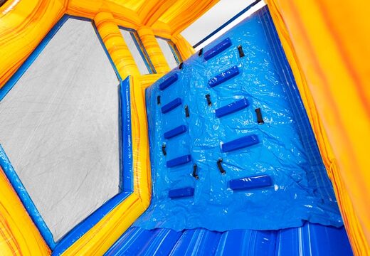 Pared de escalada del módulo de salto base en el circuito de obstáculos