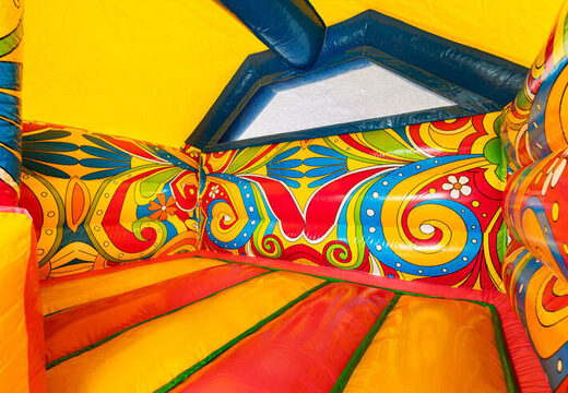 Flores amarillo-naranja en el interior del Combo de Tobogán Isla Paraíso